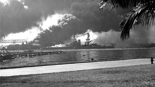 Hoící americká lo USS Nevada po japonském útoku na Pearl Harbor (7. prosince...