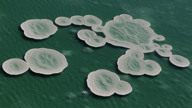 Letecký zábr na formace soli v Mrtvém moi (5. prosince 2011)