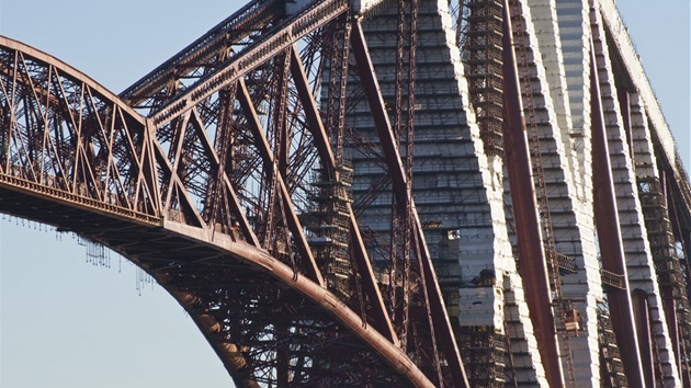 Forth Bridge s leením, které ho pokrývalo skoro celých posledních deset let