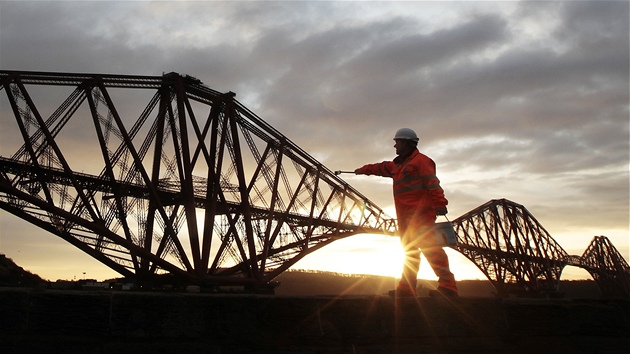 Konec nikdy nekonící práce. Natra pózuje ped mostem Forth Bridge, poté, co