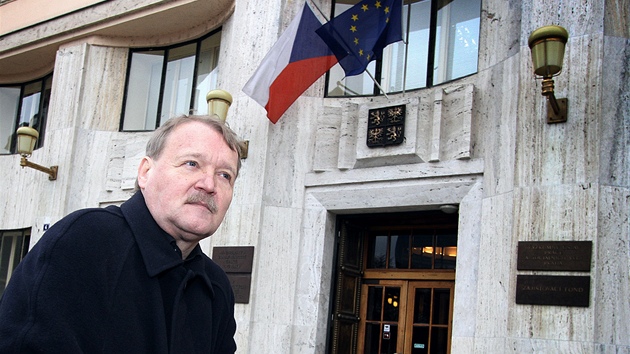 Předseda LOK Martin Engel před budovou ministerstva zdravotnictví Předseda LOK Martin Engel před budovou ministerstva zdravotnictví