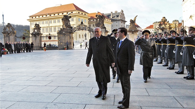 Vclav Klaus a Dmitrij Medvedv krej za zvuk sttnch hymen po ndvo Praskho hradu. (8. prosince  2011)