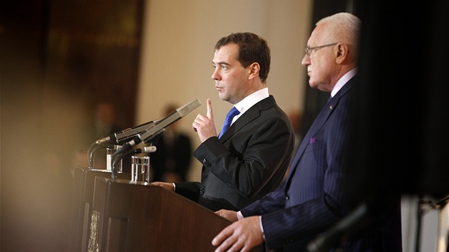 Dmitrij Medvedv a Vclav Klaus na tiskov konferenci po podpisu smluv mezi