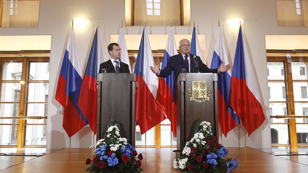 Dmitrij Medvedv a Vclav Klaus na tiskov konferenci po podpisu smluv mezi