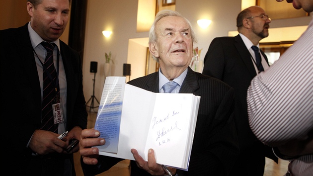 Milan Syruek s ulovenm podpisem ruskho prezidenta (8. prosince 2011)