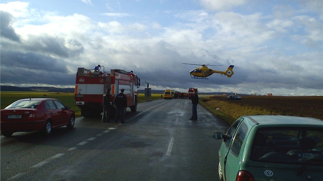 Tce zranného mladíka odvezl vrtulník do hradecké nemocnice.