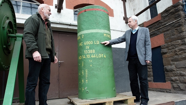 Munin experti Jost Anderhub (vlevo) a Rolf Wirtgen ukazuj bombu vystavenou ve vojenskm muzeu v Koblenzi. Je podobn t, kter byla objevena v ece Rn a kvli jejmu znekodnn mus bt evakuovny tisce lid. (23. listopadu 2011)