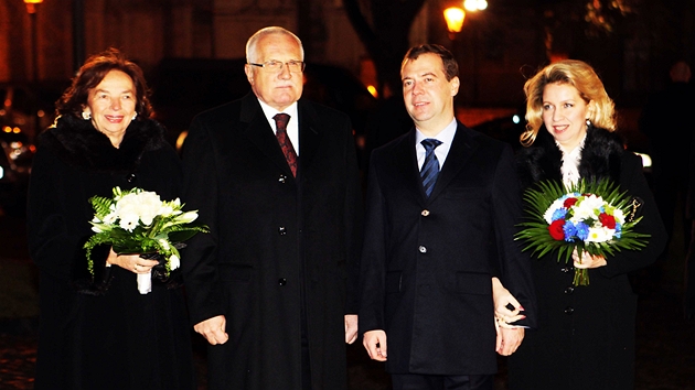 esk prezidentsk pr Vclav a Livie Klausovi pzuj s ruskmi protjky Dmitrijem a Svtlanou Medvedvovmi ped praskm Strahovskm klterem (7. prosince 2011)