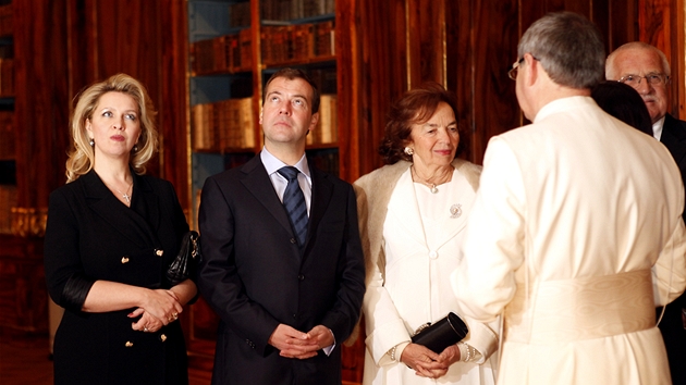 esk prezidentsk pr Vclav a Livie Klausovi s ruskmi protjky Dmitrijem a Svtlanou Medvedvovmi si prohlej knihovnu v praskm Strahovskm kltee (7. prosince 2011)