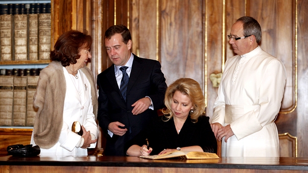 Manelka ruského prezidenta Svtlana Medvedvová se podepisuje do pamtní knihy...