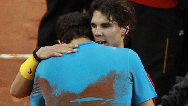 SPORTOVNÍ GESTO. Rafael Nadal utuje Juana Martina del Potra poté, co získal