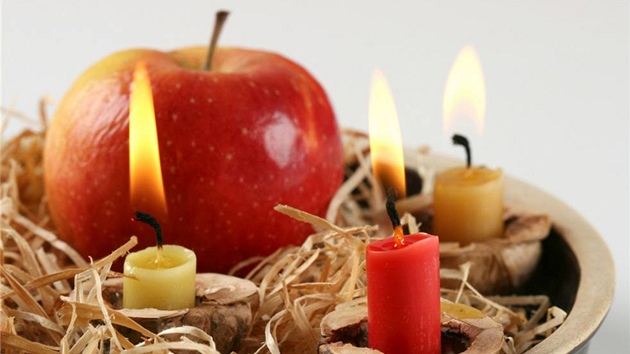 Adventní svícen "co dům dal" - využijte lidovou keramiku, skořápky ořechů i Adventní svícen "co dům dal" - využijte lidovou keramiku, skořápky ořechů i