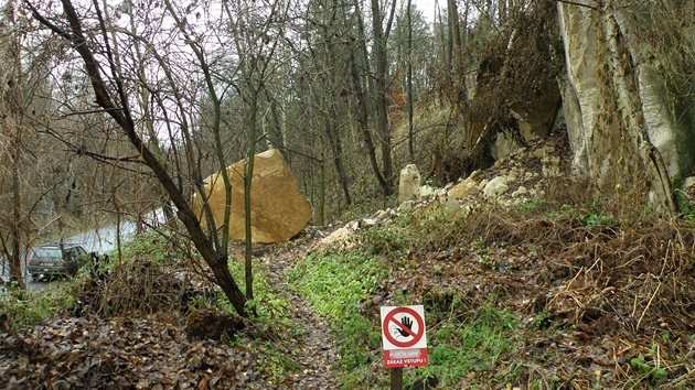Spadlý blok nedaleko Hrdoovic, ásti Újezdu pod Troskami