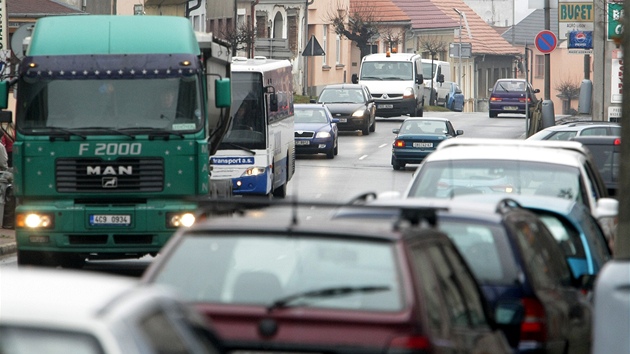 Přejít hlavní silnici v Lišově, to je ve všedních dnech nadlidský úkol. Přejít hlavní silnici v Lišově, to je ve všedních dnech nadlidský úkol.