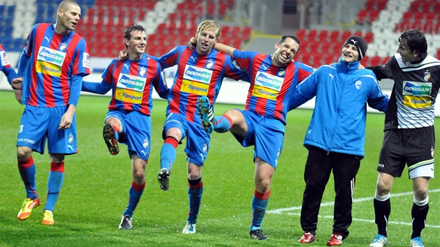 Oslavný taneek plzeských fotbalist po výhe nad Bohemians.