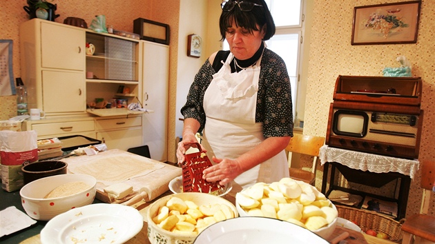 Etnografka Iva Votroubková z chebského muzea pekla na Muzejním adventu 2011 Etnografka Iva Votroubková z chebského muzea pekla na Muzejním adventu 2011