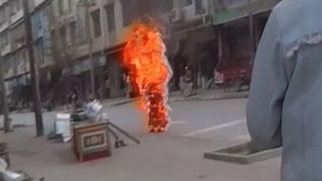 Tibetská mnika se upálila na runé ínské ulici