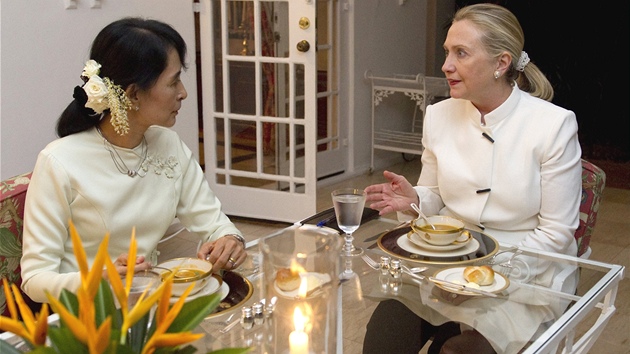 Americká ministryn zahranií veeí s disidentkou Su ij (1. prosince 2011)