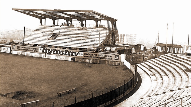 BAZALY. Takto vypadal stadion na ostravskch Bazalech, kdy ho dlnci stavli. Bank na nm hraje od roku 1959.