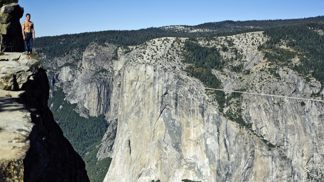 Michael Kemeter pi svém akrobatickém kousku v Yosemitech, kdy peel rokli po
