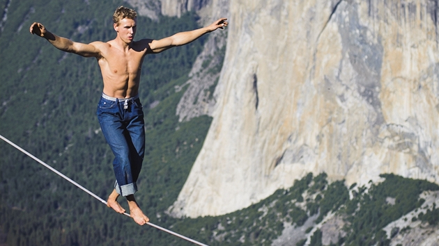 Michael Kemeter pi svm akrobatickm kousku v Yosemitech, kdy peel rokli po lan ve vce 914 metr. Pi poslednm ze ty pechod peel bez jakhokoli jitn.