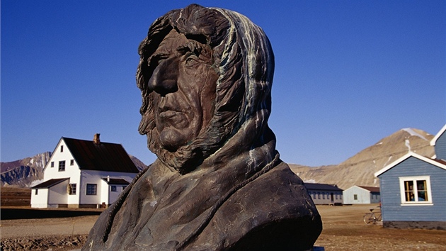 Busta upomínající norského objevitele Roalda Amundsena v osad Ny-Alesund na...