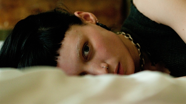 Výdech uprosted naptí: scéna, v ní Lisbeth (Rooney Mara) zaívá Mikaelovi (Daniel Craig) ránu zubní nití pedstavuje v tíivé atmosfée thrilleru vítané odlehení.