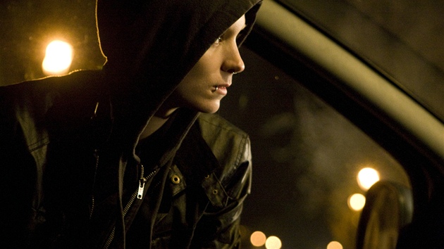 Výdech uprosted naptí: scéna, v ní Lisbeth (Rooney Mara) zaívá Mikaelovi (Daniel Craig) ránu zubní nití pedstavuje v tíivé atmosfée thrilleru vítané odlehení.