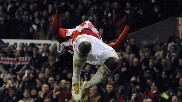 DREDY V SALTU. Kenwyne Jones, tonk Stoke City, oslavuje postupov gl do st Dynama Kyjev.