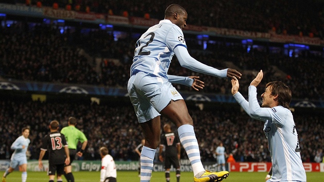 STELEC V NEBESÍCH. Yaya Touré z Manchesteru City (vlevo) oslavuje zvýení