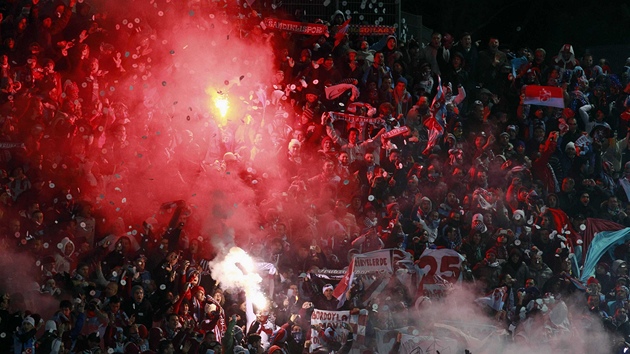 TURET FANOUCI. Pznivci Trabzonsporu vytvoili ve francouzskm Lille boulivou atmosfru.