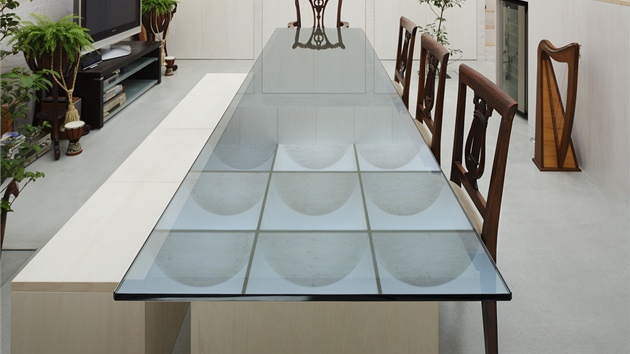 Hosaka do minimalisticky zaízeného interiéru navrhl unikátní jídelní stl se
