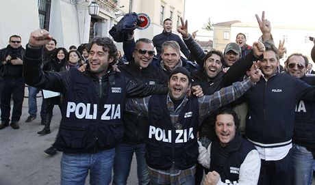 Italtí policisté slaví dopadení jednoho z tamních mafián v roce 2011.
