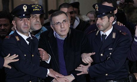 Italtí policisté vedou dopadeného mafiána Michela Zagariu (ilustraní snímek)