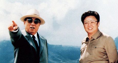 Kim ong-il se svým otcem, zakladatelem a prvním vdce komunistické KLDR Kim...