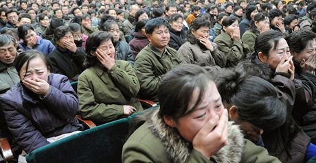 Staí to? Severokorejci oplakávají smrt Kim ong-ila. (19. prosince 2011)