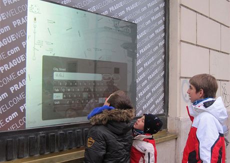 Turisté na dotykové obrazovce snadno najdou ulici, kteou hledají.