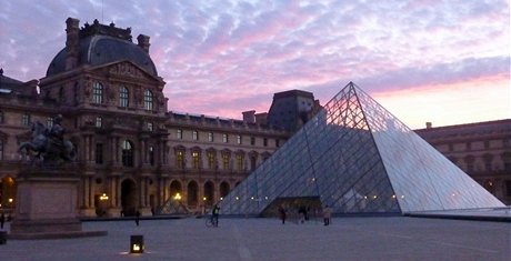 Muzeum Louvre a populární Pyramida (Paí, 2011)