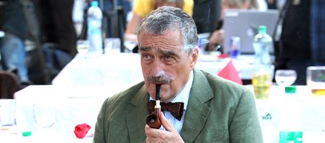 Karel Schwarzenberg se nebojí zasmát ani sám sob.