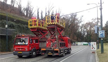 technici praského Dopravního podniku opravují tramvajovou tra