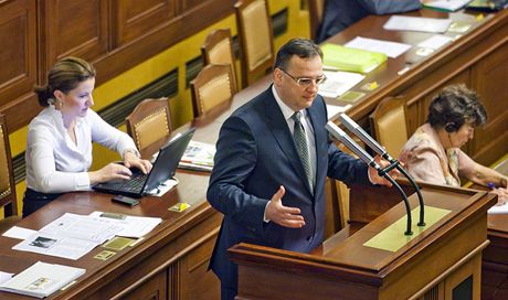Nepomýlím na rezignaci kvli hlasování pro nákup letoun CASA, ekl ve Snmovn premiér Petr Neas.