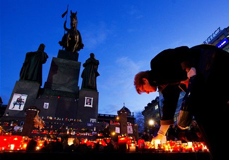 Lidé zapalují svíky za Václava Havla jet deset dní po jeho smrti.