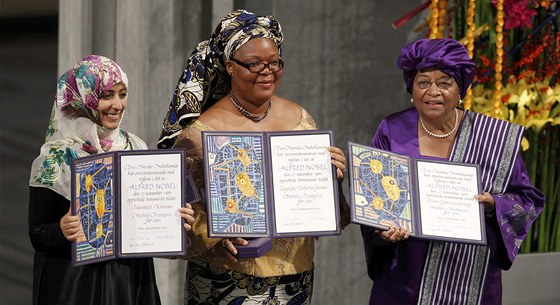 Liberijská prezidentka Ellen Johnsonová Sirleafová (vpravo), její krajanka