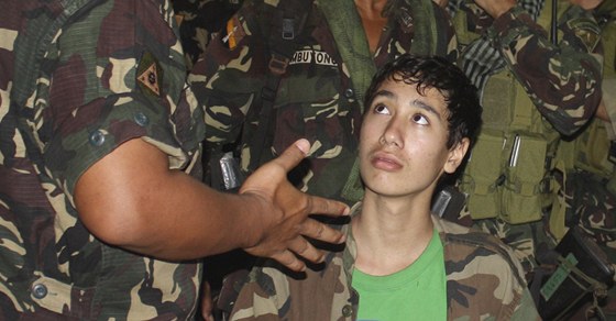 Kevin Lunsmann hovoí s filipínskými vojáky (11. prosince 2011)