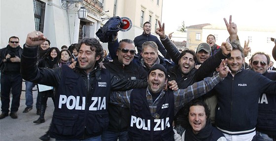 Italtí policisté slaví dopadení jednoho z tamních mafián v roce 2011.