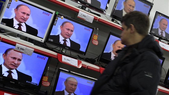 Rusové sledují pravidelné vystoupení svého premiéra Vladimira Putina v televizi