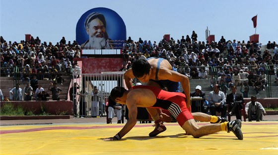 Afghántí zápasníci na stadionu Ghází v Kábulu