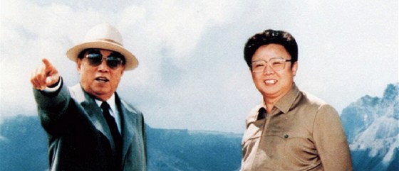 Kim ong-il se svým otcem, zakladatelem a prvním vdce komunistické KLDR Kim...