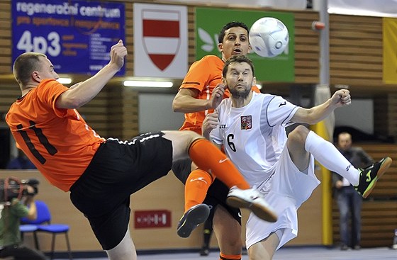 Utkání kvalifikaní skupiny MS ve futsalu 2012. eský útoník Roman Mare (v