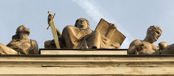 Britský uitel písahal pi jednání u soudu v Brn na Bibli, kterou si do sín sám pinesl. Ilustraní snímek